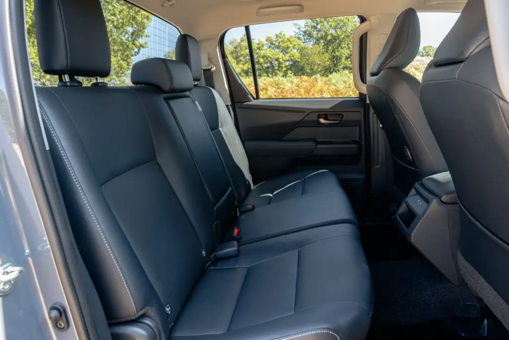 Banco traseiro da Hilux BEV Invincible britânica