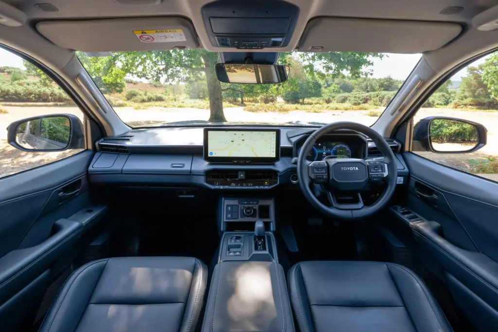 Panorama do interior da Hilux elétrica britânica