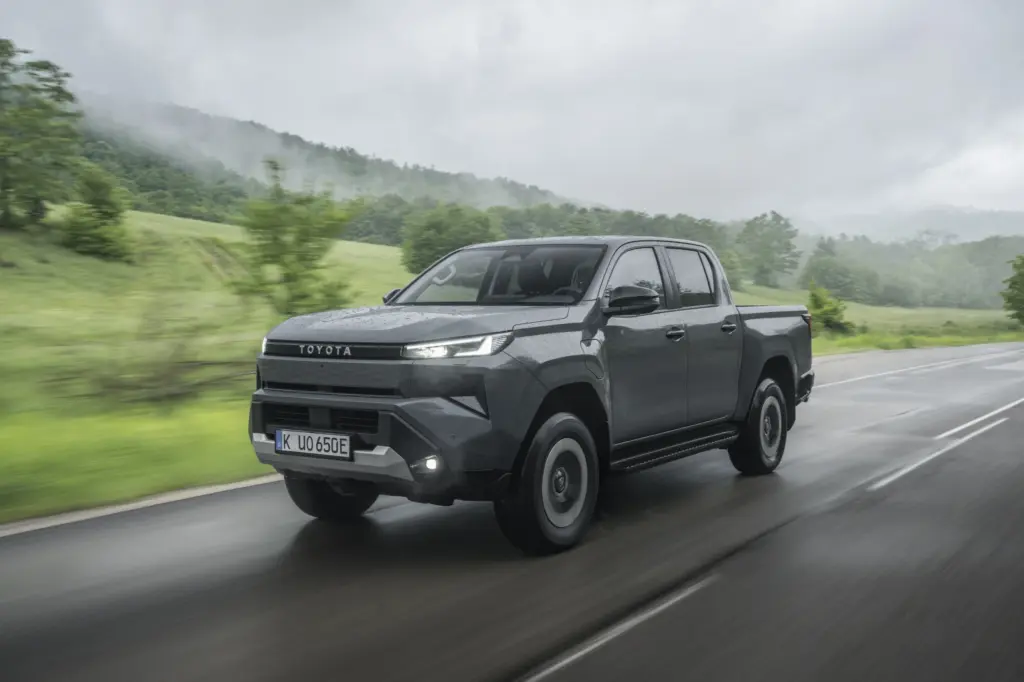 Hilux BEV em rodagem na estrada