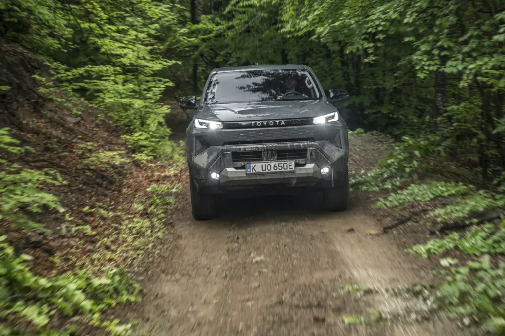 A Hilux elétrica em cenário de floresta