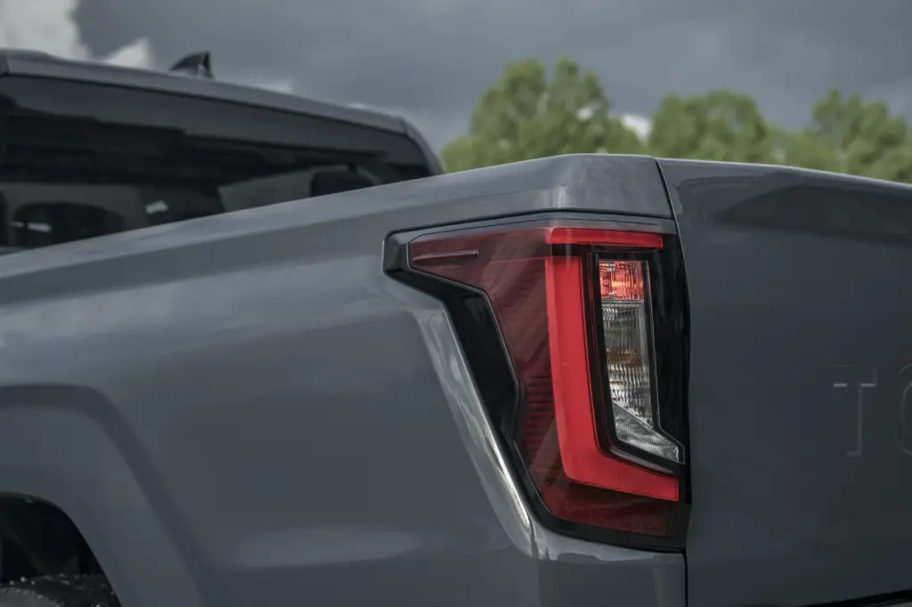 Lanterna e lateral da caçamba da Hilux BEV