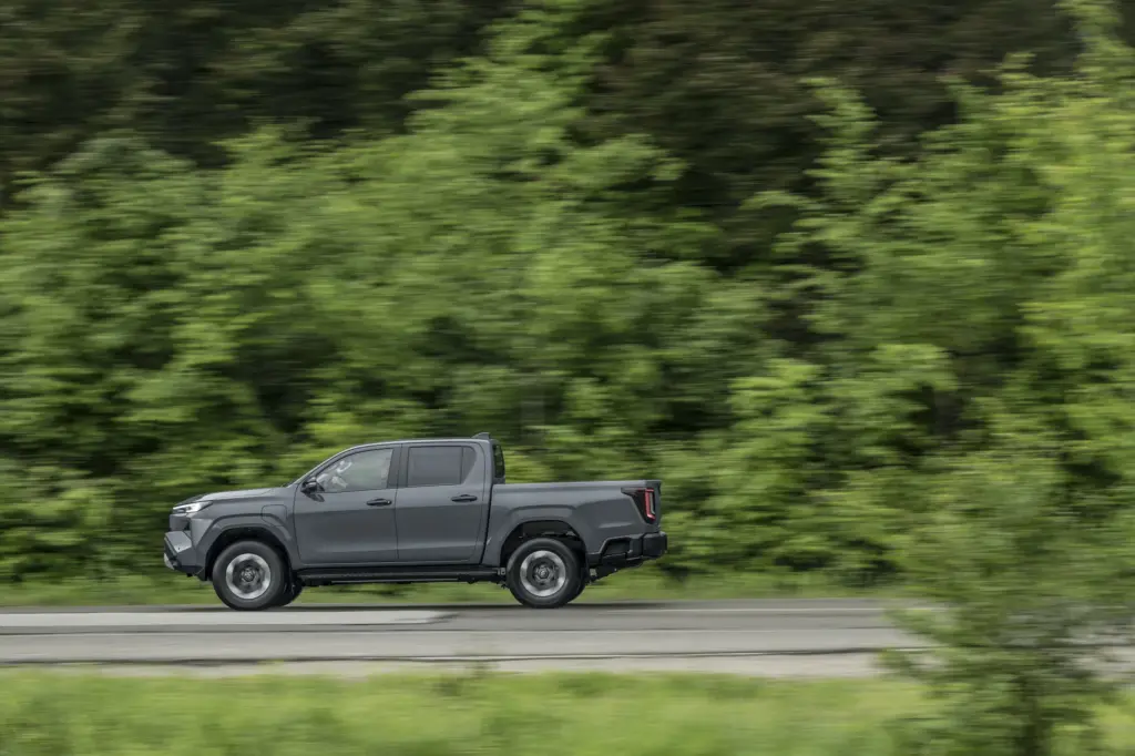 A silhueta da Hilux BEV em movimento