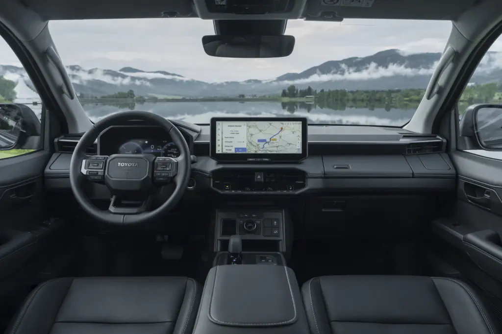 Cabine da Hilux BEV europeia com volante à esquerda