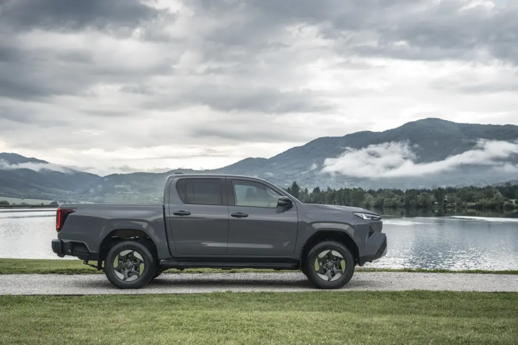 Perfil da Hilux BEV e caçamba de cabine dupla
