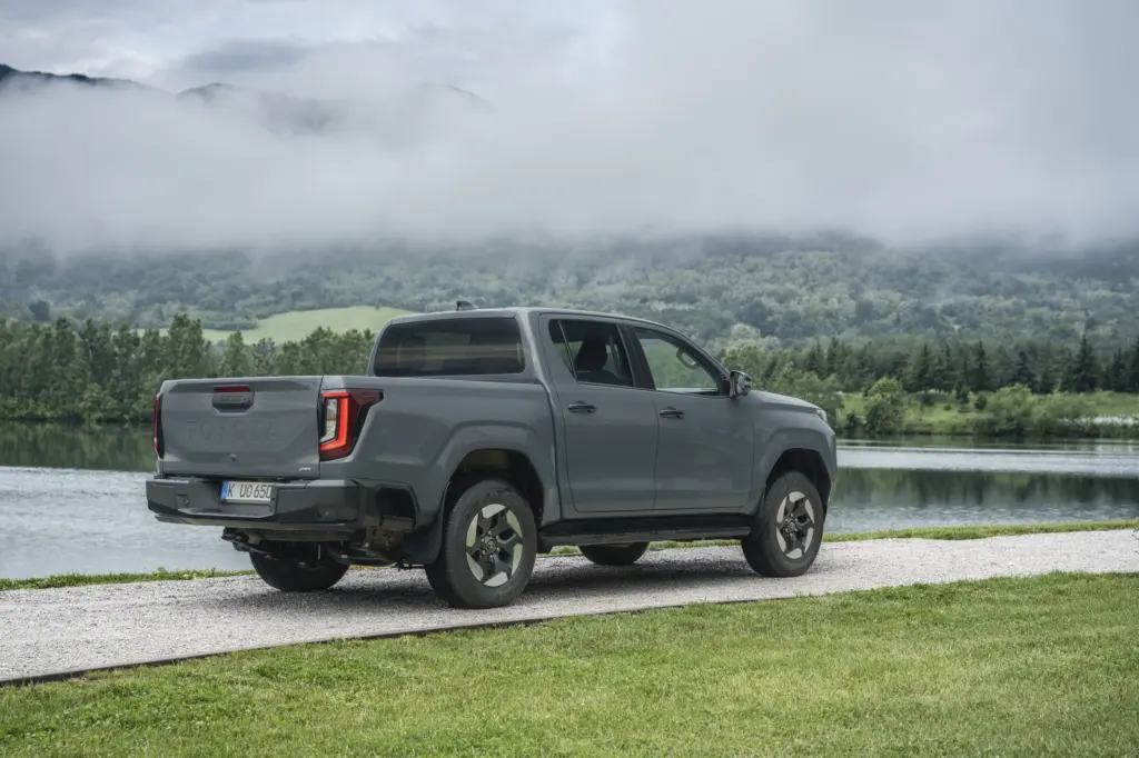 Hilux elétrica em três quartos traseira