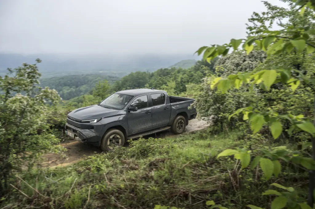 Hilux BEV avançando na trilha