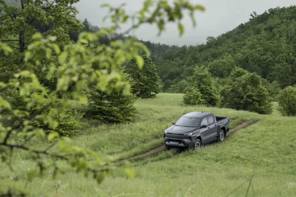 Hilux elétrica na trilha, em visão panorâmica