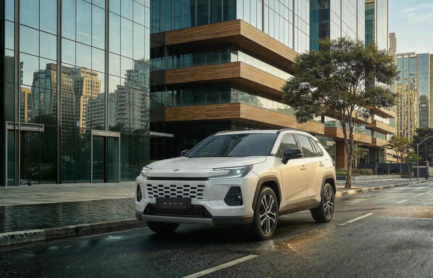 Vista dianteira em ambiente urbano da família Toyota RAV4