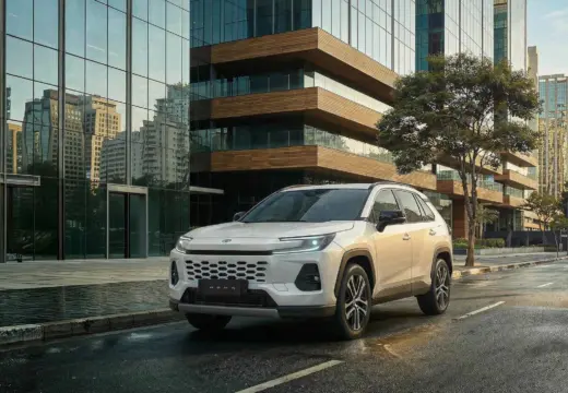 Vista dianteira em ambiente urbano da família Toyota RAV4