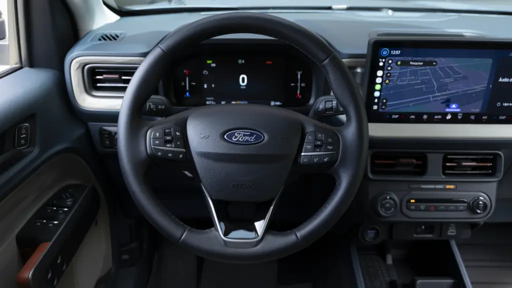 Volante, painel de 8 polegadas e SYNC da Ford Maverick Hybrid