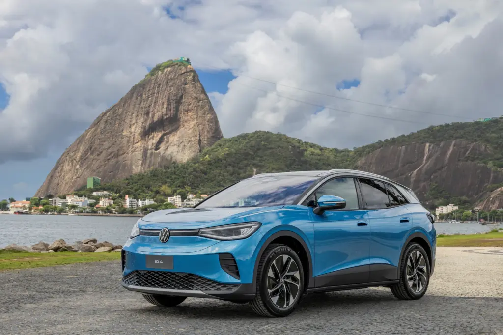 Volkswagen ID.4 Pro 2027 — Vista dianteira em três quartos no Rio de Janeiro