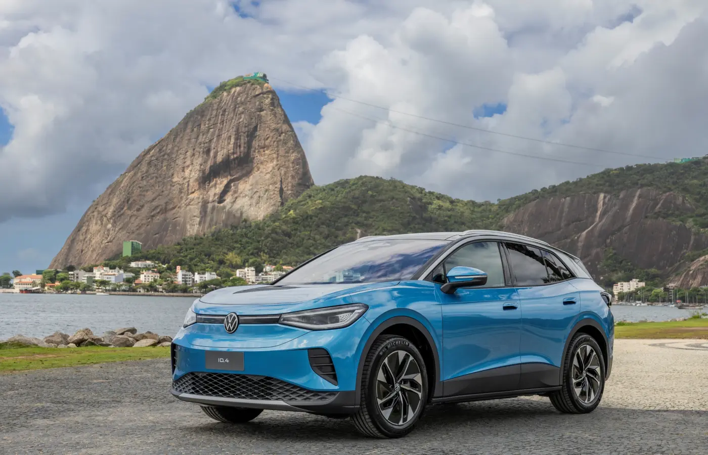 Volkswagen ID.4 Pro 2027 — Vista dianteira em três quartos no Rio de Janeiro