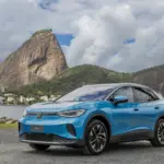 Volkswagen ID.4 Pro 2027 — Vista dianteira em três quartos no Rio de Janeiro