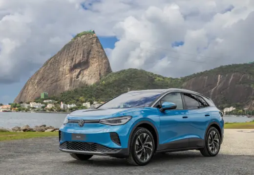 Volkswagen ID.4 Pro 2027 — Vista dianteira em três quartos no Rio de Janeiro