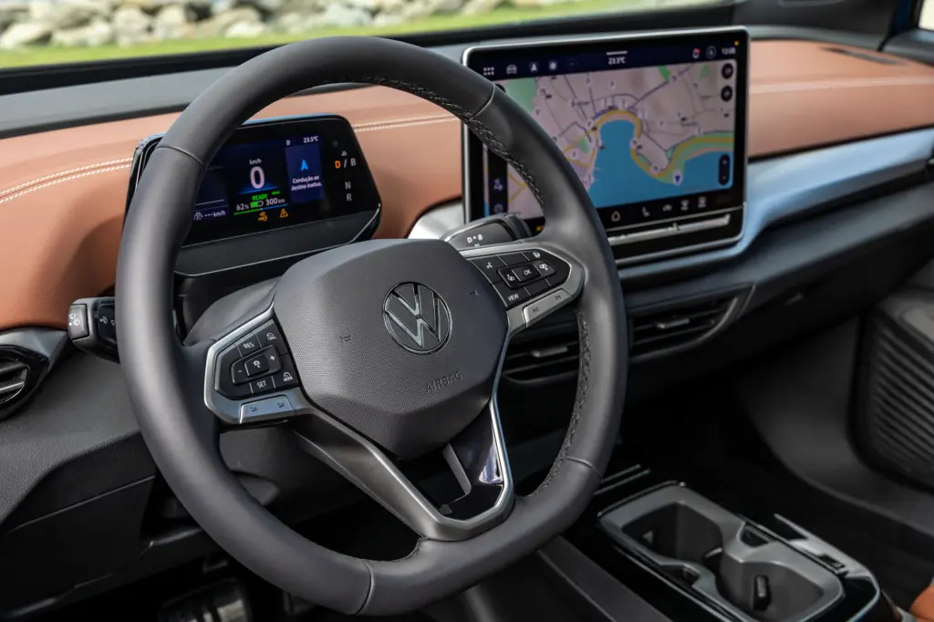 Volkswagen ID.4 Pro 2027 — Painel, volante e central multimídia