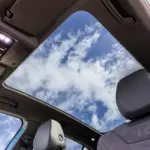 Volkswagen ID.4 Pro 2027 — Teto panorâmico visto pela cabine