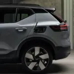 Lateral traseira e tampa de recarga do Volvo EX40