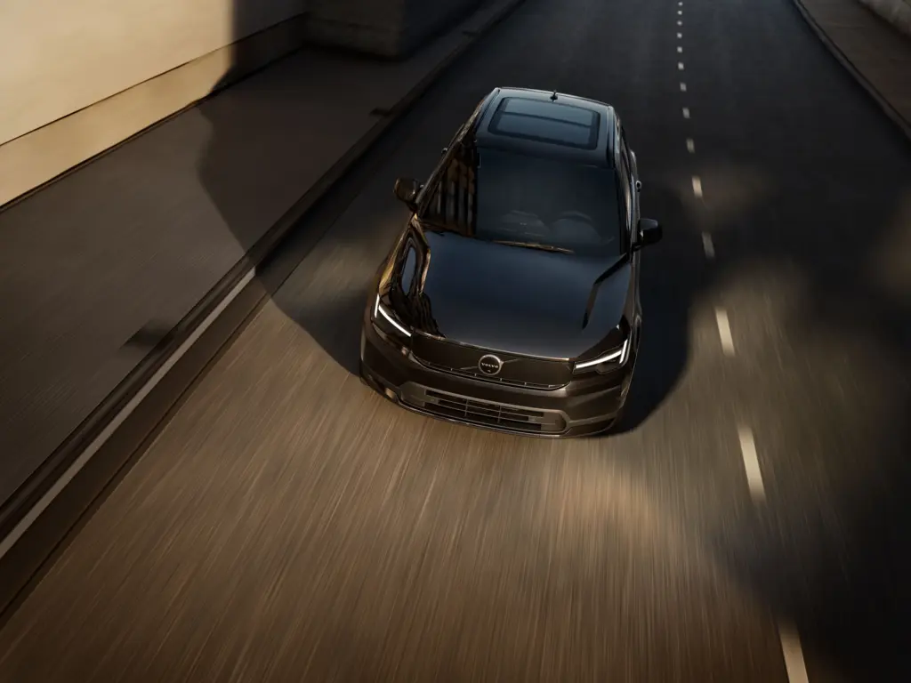 Exterior preto em movimento do Volvo EX40