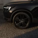 Roda dianteira e acabamento preto do Volvo EX40