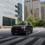 Vista dianteira em movimento do Volvo EX90