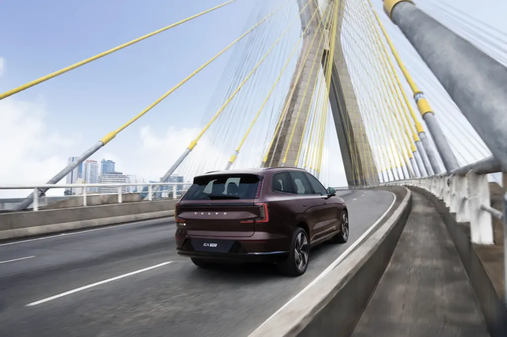 Vista traseira em movimento do Volvo EX90