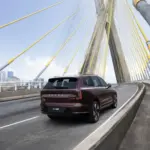 Vista traseira em movimento do Volvo EX90