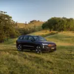 Vista lateral e dianteira do Volvo EX90